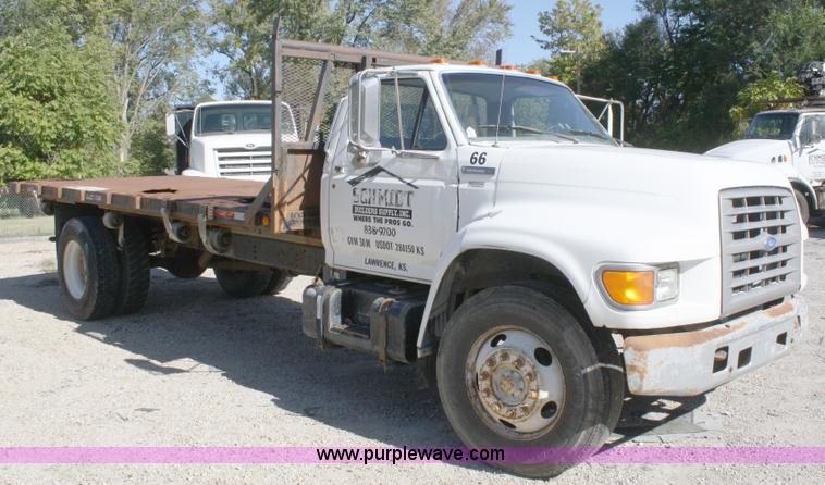 image for item A3217 1995 Ford F700 flatbed truck
