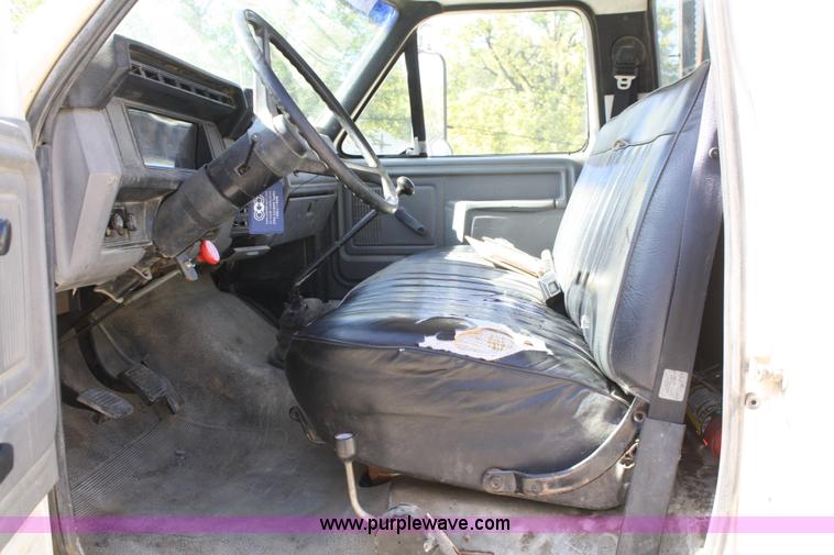 image for item A3217 1995 Ford F700 flatbed truck