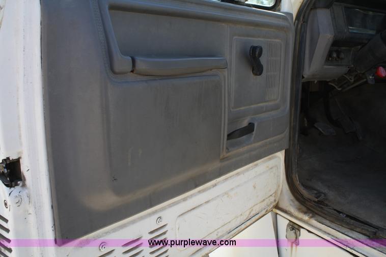 image for item A3217 1995 Ford F700 flatbed truck