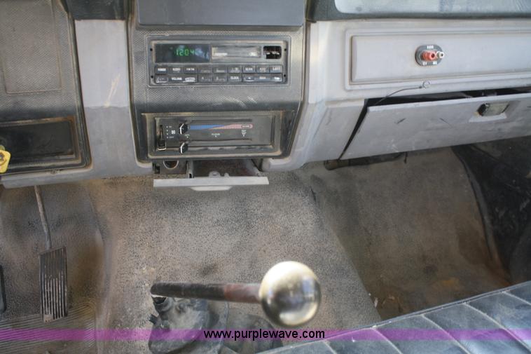 image for item A3217 1995 Ford F700 flatbed truck