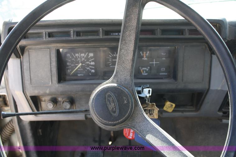 image for item A3217 1995 Ford F700 flatbed truck