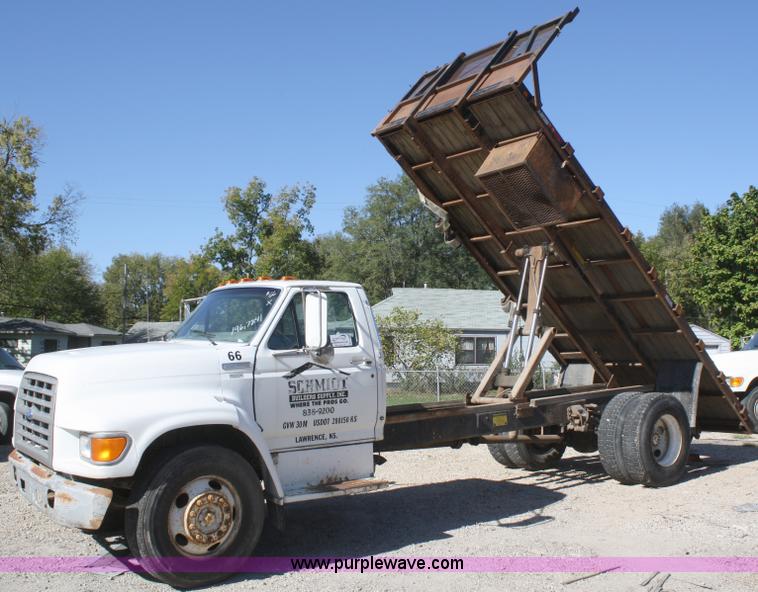 image for item A3217 1995 Ford F700 flatbed truck