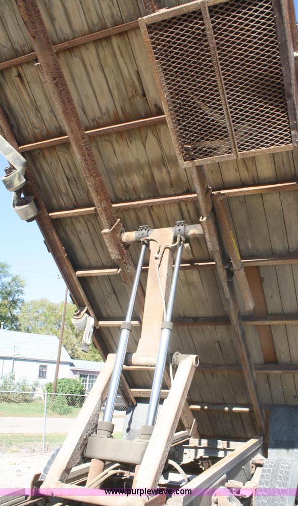 image for item A3217 1995 Ford F700 flatbed truck