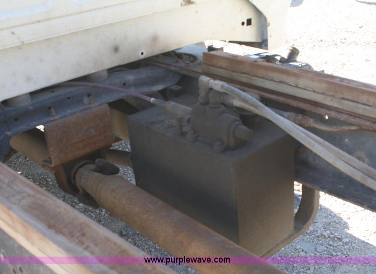 image for item A3217 1995 Ford F700 flatbed truck