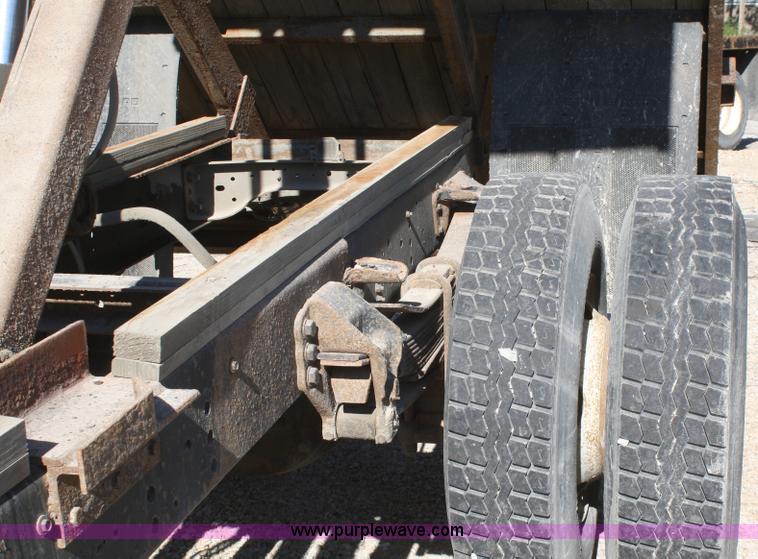 image for item A3217 1995 Ford F700 flatbed truck