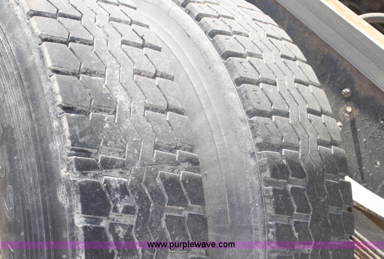 image for item A3217 1995 Ford F700 flatbed truck