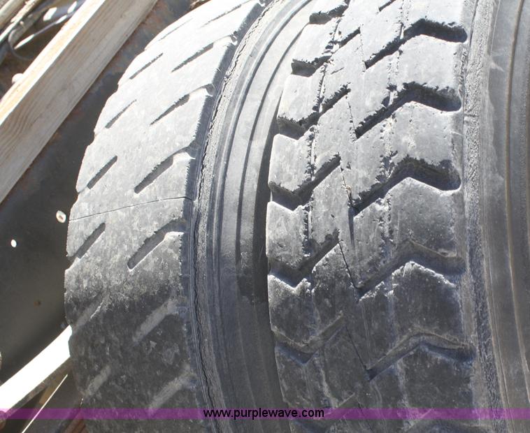 image for item A3217 1995 Ford F700 flatbed truck