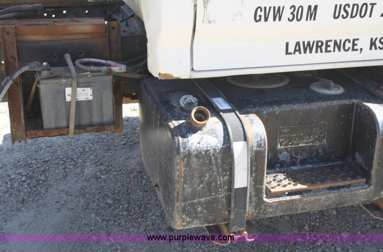 image for item A3217 1995 Ford F700 flatbed truck