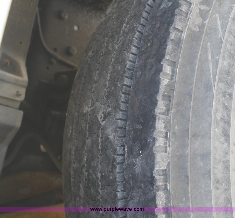 image for item A3217 1995 Ford F700 flatbed truck