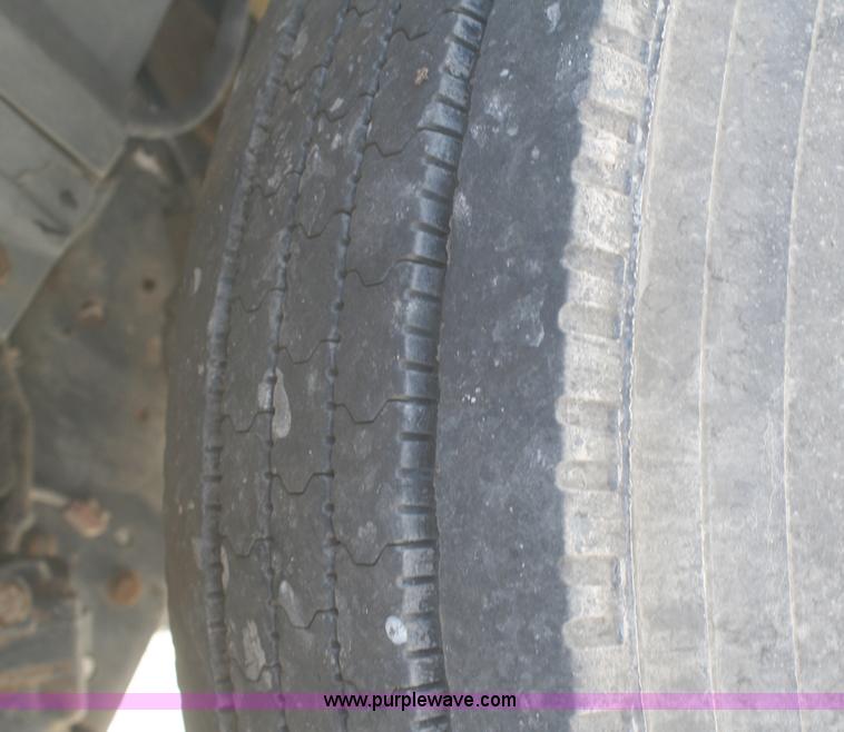 image for item A3217 1995 Ford F700 flatbed truck