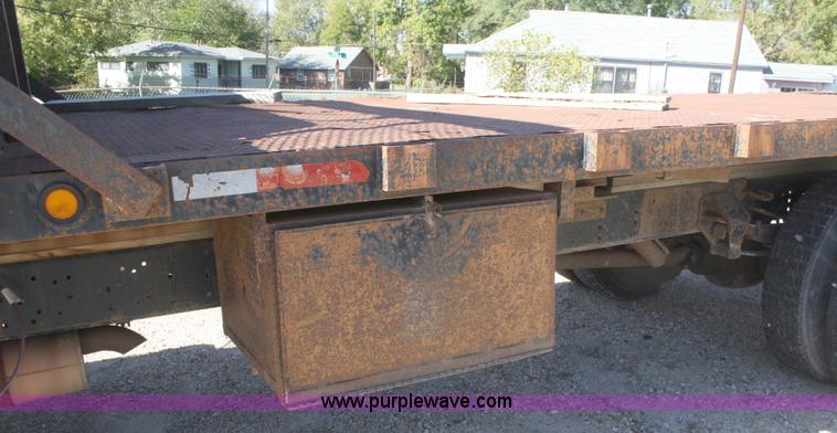 image for item A3217 1995 Ford F700 flatbed truck