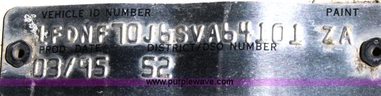 image for item A3217 1995 Ford F700 flatbed truck