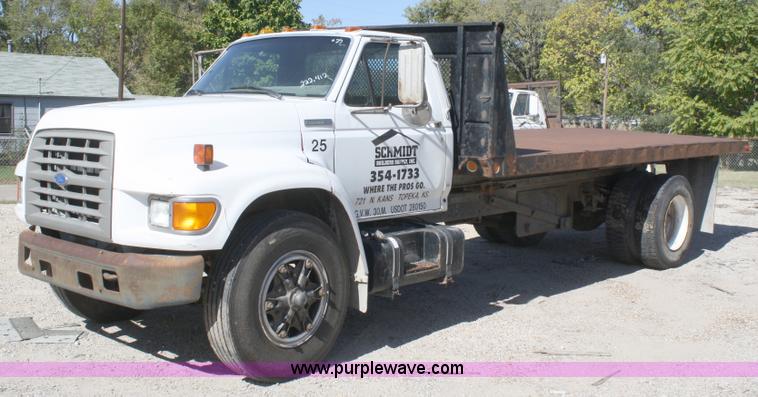 image for item A3219 1995 Ford F700 flatbed truck