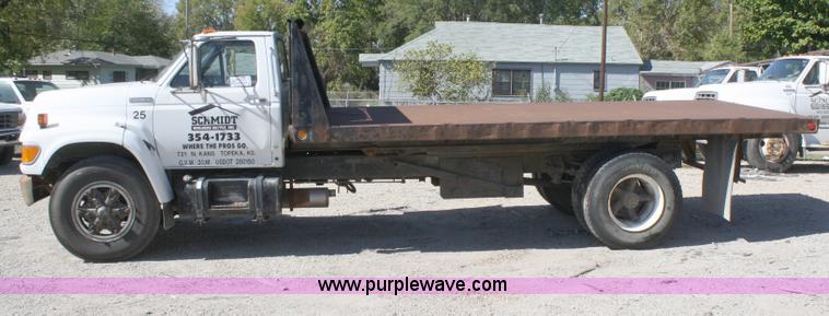 image for item A3219 1995 Ford F700 flatbed truck