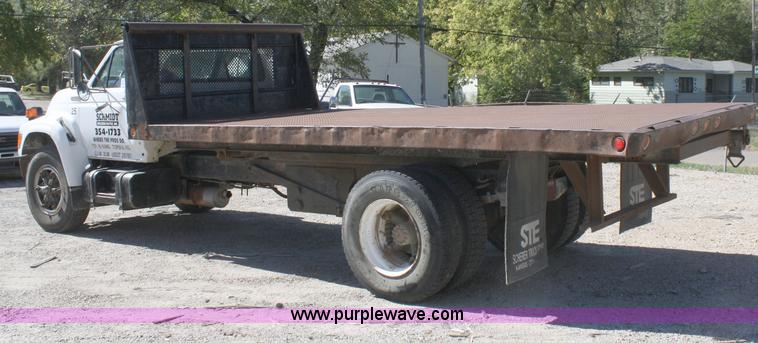 image for item A3219 1995 Ford F700 flatbed truck