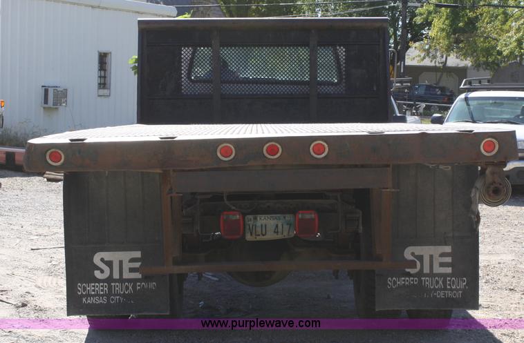 image for item A3219 1995 Ford F700 flatbed truck