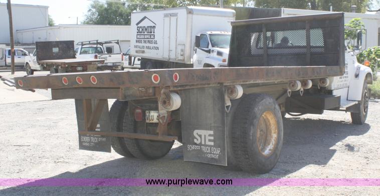 image for item A3219 1995 Ford F700 flatbed truck