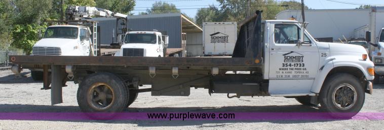 image for item A3219 1995 Ford F700 flatbed truck