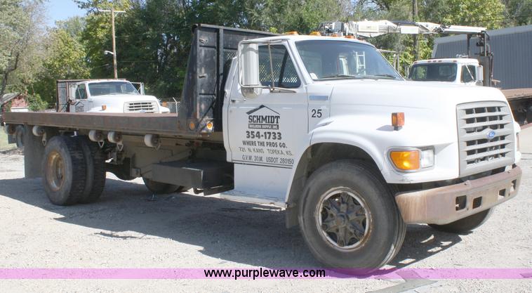 image for item A3219 1995 Ford F700 flatbed truck