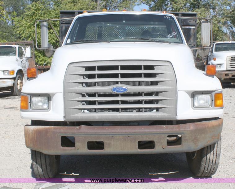 image for item A3219 1995 Ford F700 flatbed truck