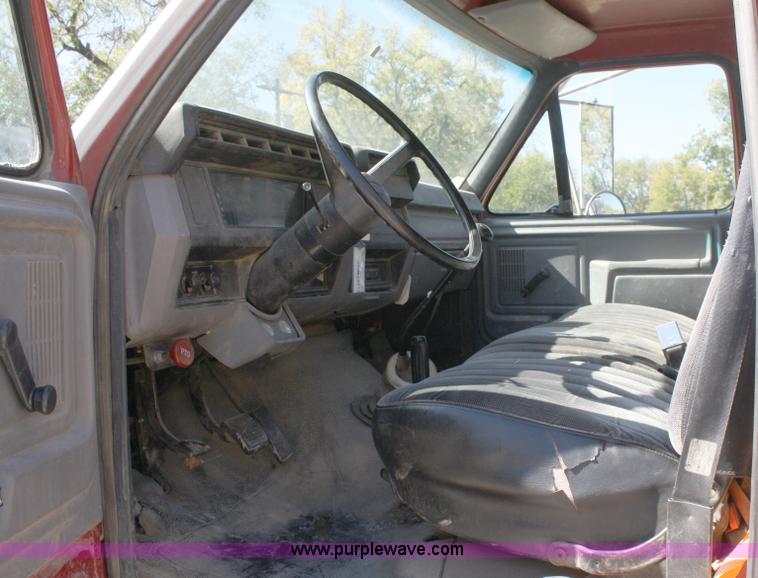 image for item A3219 1995 Ford F700 flatbed truck