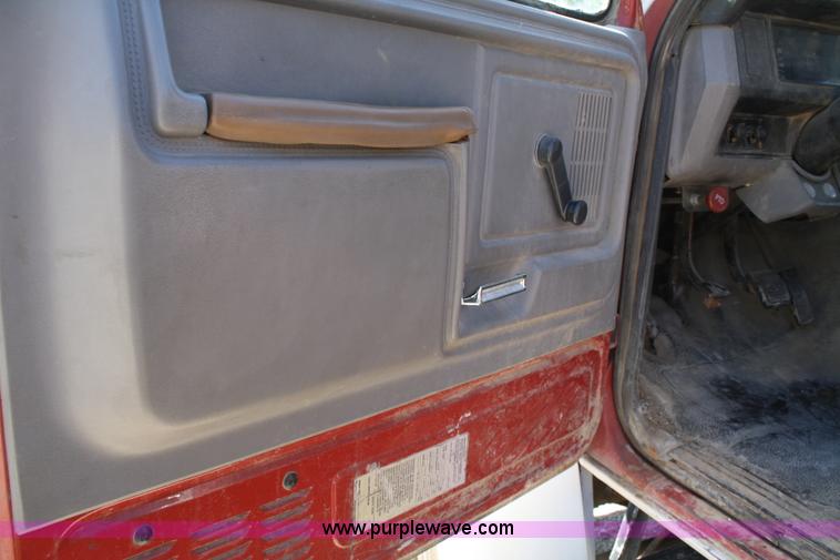 image for item A3219 1995 Ford F700 flatbed truck