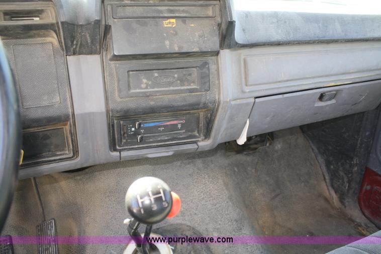 image for item A3219 1995 Ford F700 flatbed truck