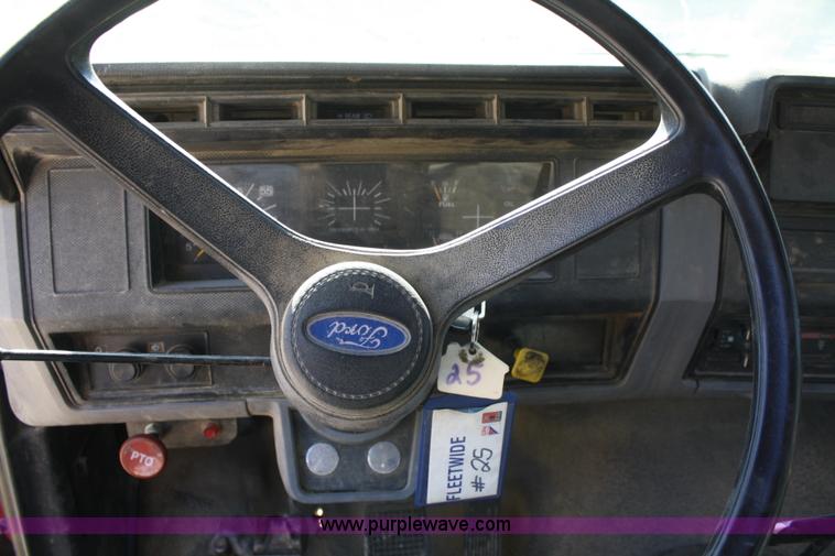 image for item A3219 1995 Ford F700 flatbed truck