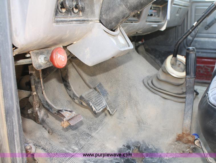 image for item A3219 1995 Ford F700 flatbed truck