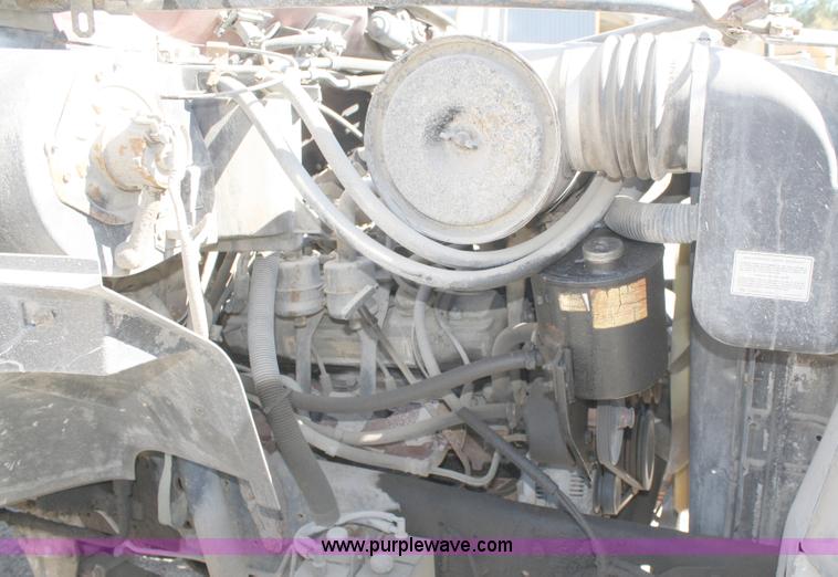 image for item A3219 1995 Ford F700 flatbed truck