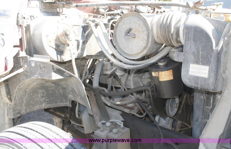 image for item A3219 1995 Ford F700 flatbed truck