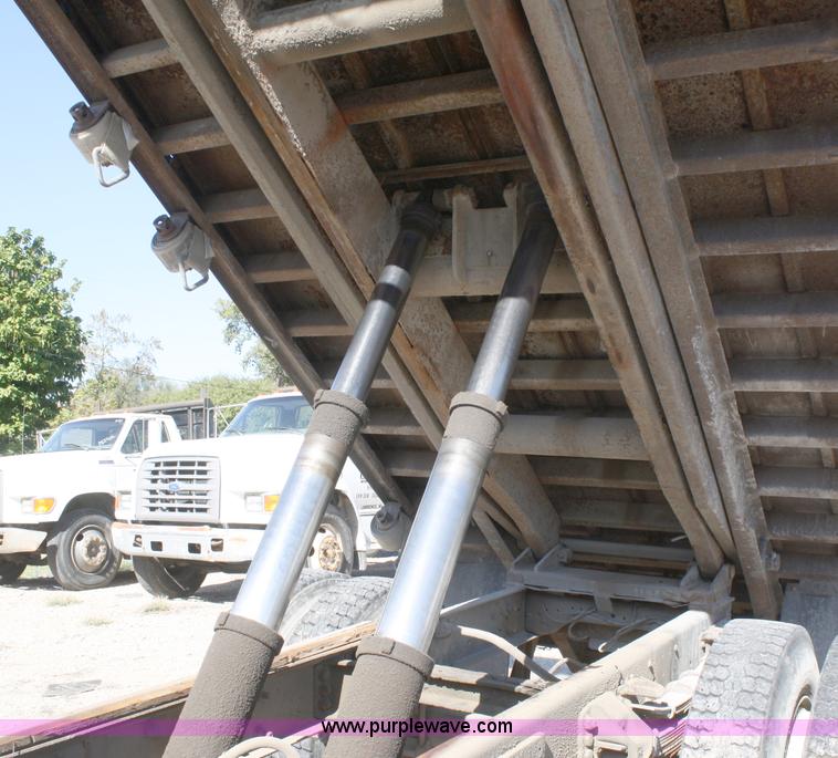 image for item A3219 1995 Ford F700 flatbed truck