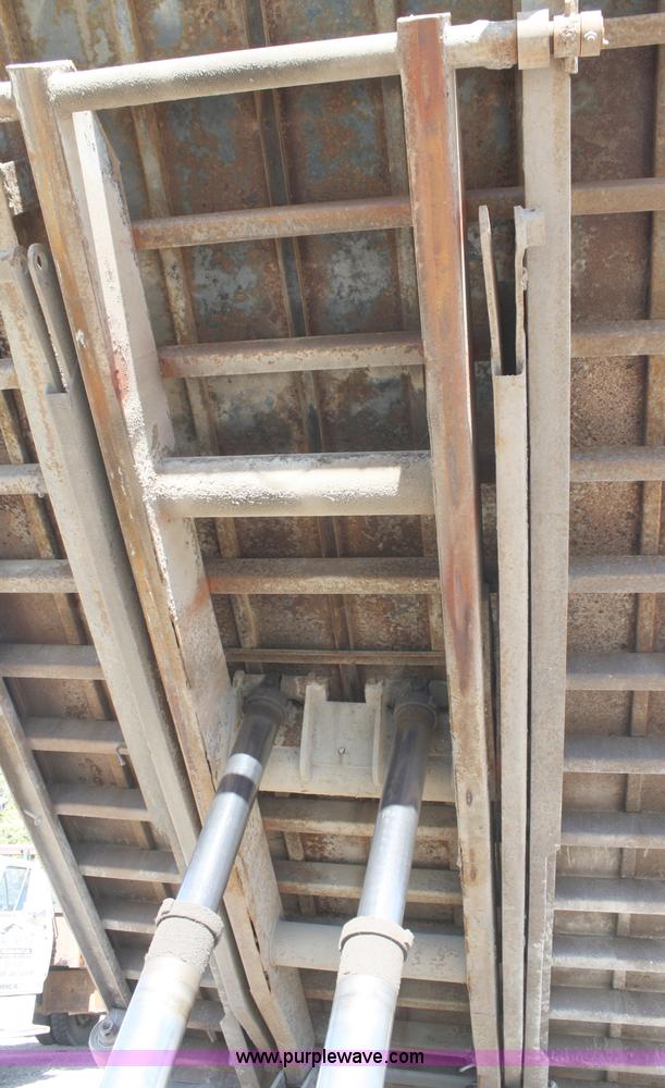 image for item A3219 1995 Ford F700 flatbed truck