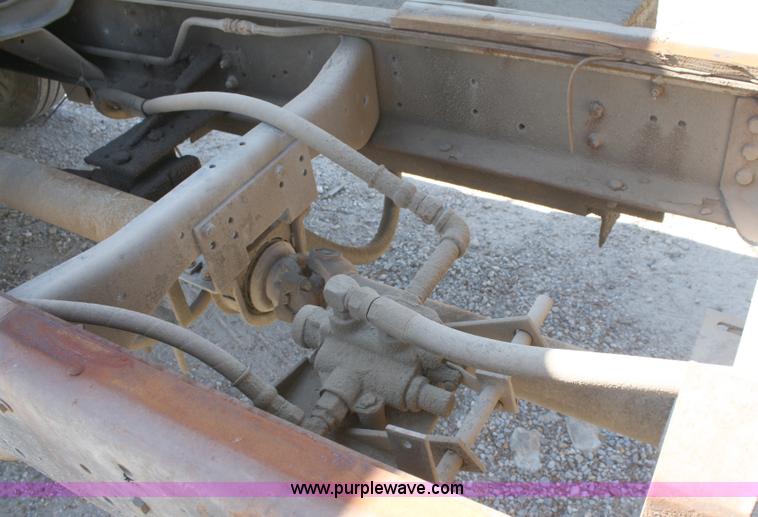 image for item A3219 1995 Ford F700 flatbed truck