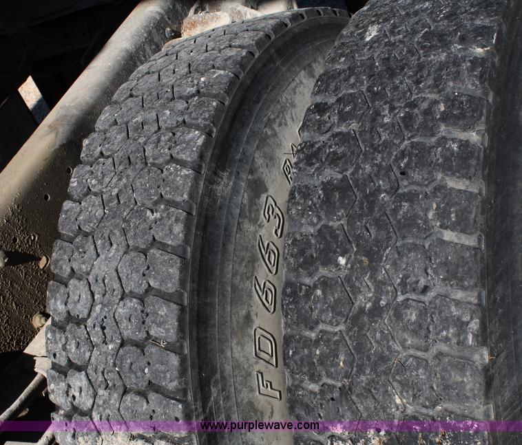 image for item A3219 1995 Ford F700 flatbed truck