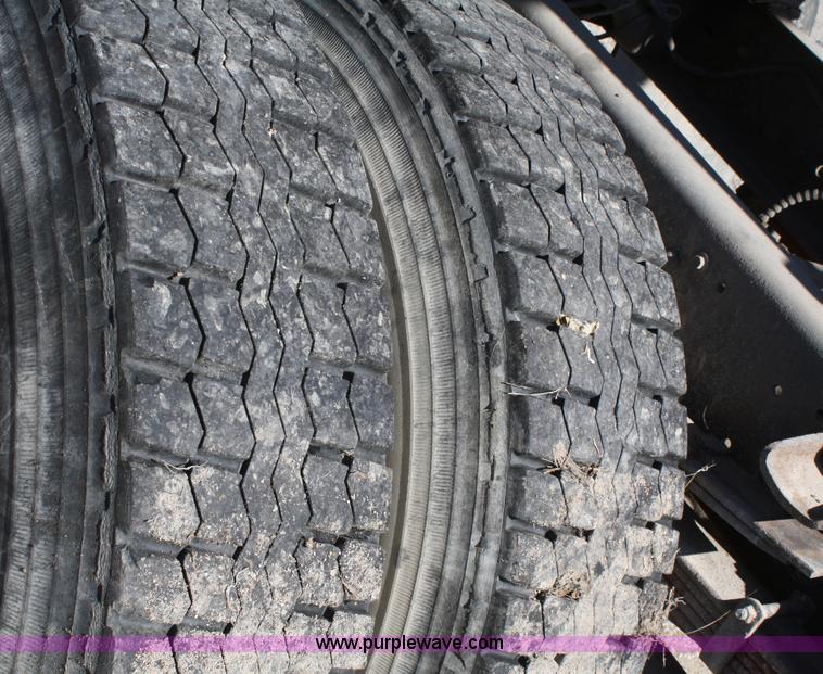 image for item A3219 1995 Ford F700 flatbed truck