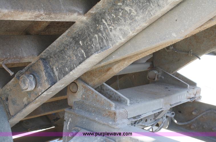 image for item A3219 1995 Ford F700 flatbed truck