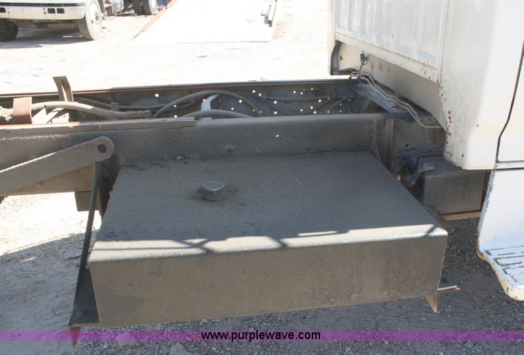 image for item A3219 1995 Ford F700 flatbed truck