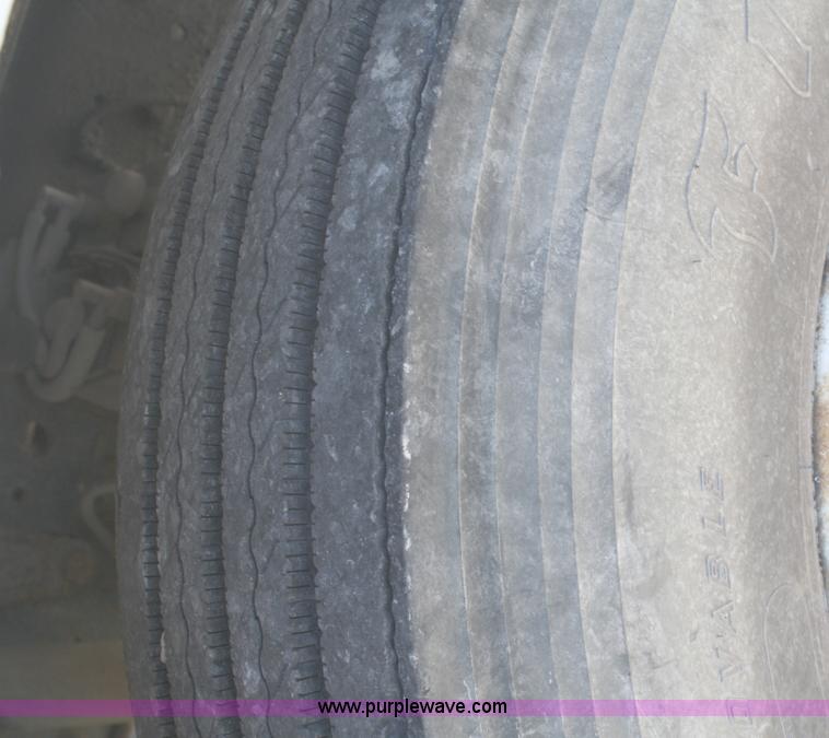 image for item A3219 1995 Ford F700 flatbed truck