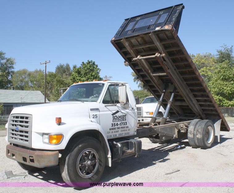 image for item A3219 1995 Ford F700 flatbed truck