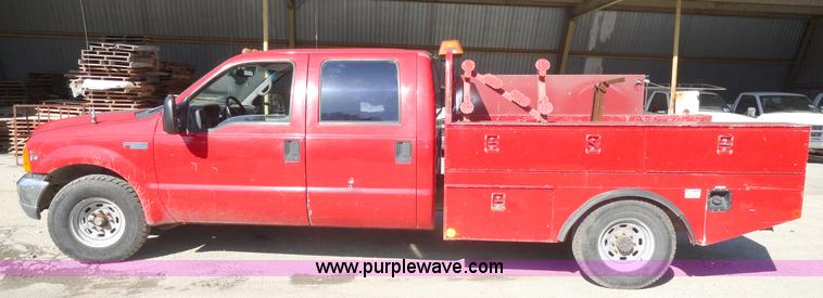 image for item A3223 1999 Ford F350 Super Duty crew cab pickup truck