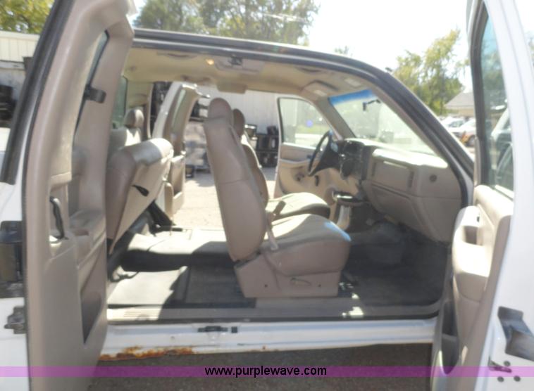 image for item A3224 2001 Chevrolet Silverado 1500 extended cab pickup truck