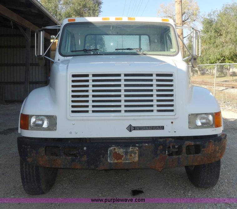image for item A3226 1999 International 4700 flatbed truck
