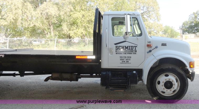 image for item A3226 1999 International 4700 flatbed truck