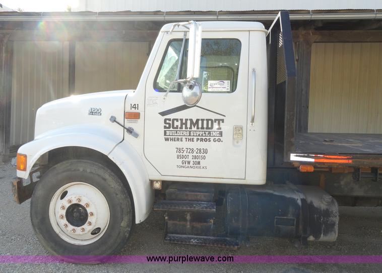 image for item A3226 1999 International 4700 flatbed truck