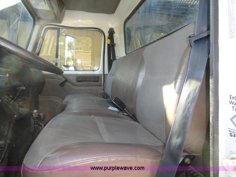 image for item A3226 1999 International 4700 flatbed truck