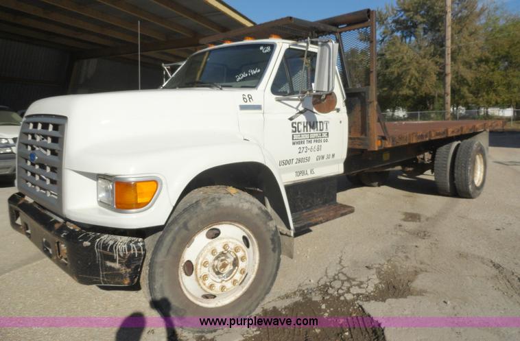 image for item A3227 1995 Ford F700 flatbed truck
