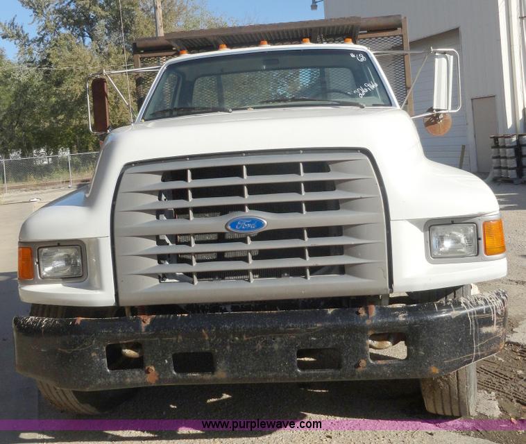 image for item A3227 1995 Ford F700 flatbed truck