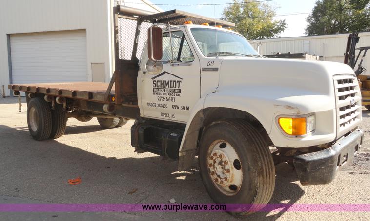 image for item A3227 1995 Ford F700 flatbed truck