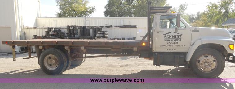 image for item A3227 1995 Ford F700 flatbed truck